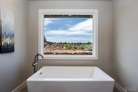 60877 SW Headwaters Loop, Bend, OR 97702 photo 14