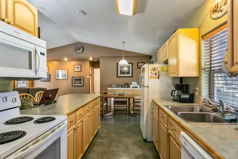 15570 Turquoise Dr, La Pine, OR 97739 photo 11