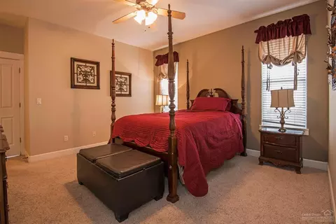 21392 Oakview Dr, Bend, OR 97701 photo 9