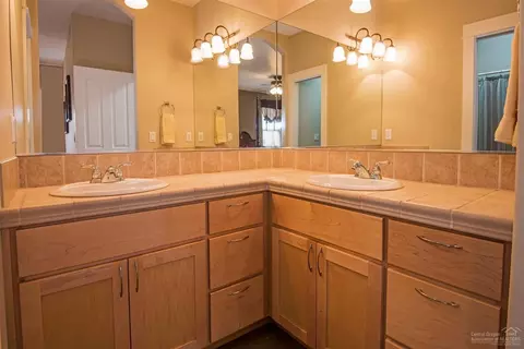 21392 Oakview Dr, Bend, OR 97701 photo 11