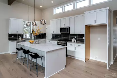 63109 Iner Loop, Bend, OR 97701 photo 4