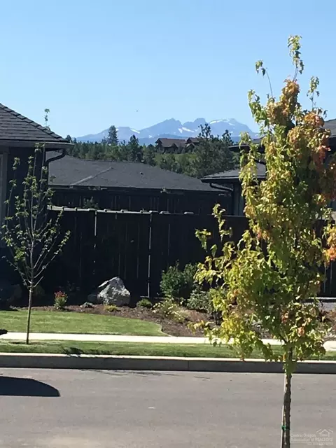 60874 SW Headwaters Loop, Bend, OR 97702 photo 2