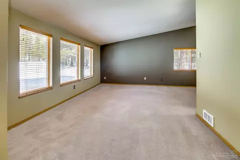 56056 Remington Dr, Bend, OR 97707 photo 2