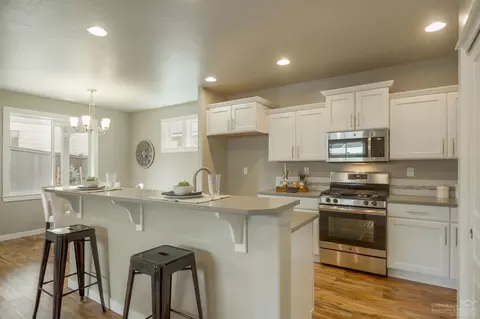 2935 NE Quiet Canyon Dr, Bend, OR 97701 photo 2