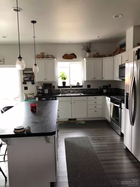 21211 Thornhill, Bend, OR 97701 photo 6