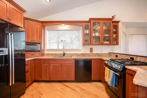 64761 Saros Ln, Bend, OR 97703 photo 8