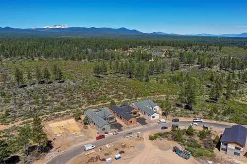 19179 Gateway Loop, Bend, OR 97702 photo 2