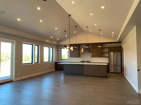 19179 Gateway Loop, Bend, OR 97702 photo 3
