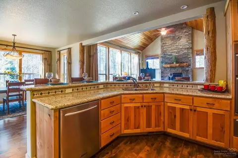 57654 Golden Eagle Ln, Sunriver, OR 97707 photo 3