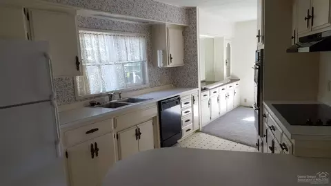 60915 Granite Dr, Bend, OR 97702 photo 2