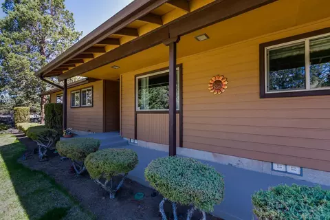 63236 Overtree Rd, Bend, OR 97701 photo 3