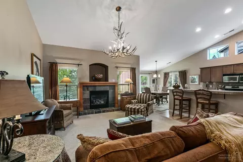 19481 Fishhawk Loop, Bend, OR 97702 photo 2
