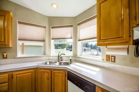 54886 Huntington Rd, Bend, OR 97707 photo 9