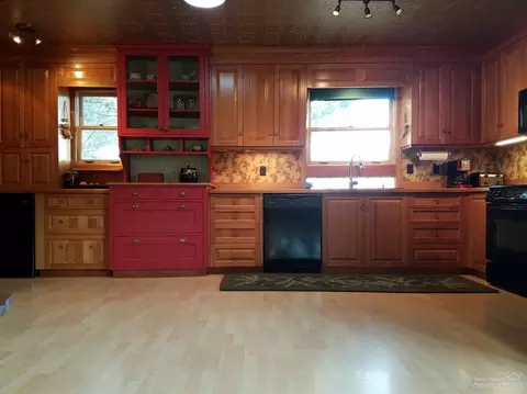 16443 Spunky Dr, Bend, OR 97703 photo 4