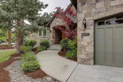 60879 Oasis Pl, Bend, OR 97702 photo 2