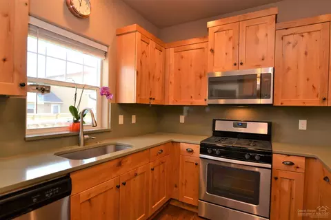 2994 NE Rainier Dr, Bend, OR 97701 photo 8