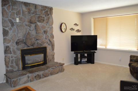 61835 SE Dobbin Rd, Bend, OR 97702 photo 2