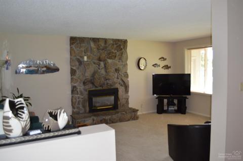 61835 SE Dobbin Rd, Bend, OR 97702 photo 3