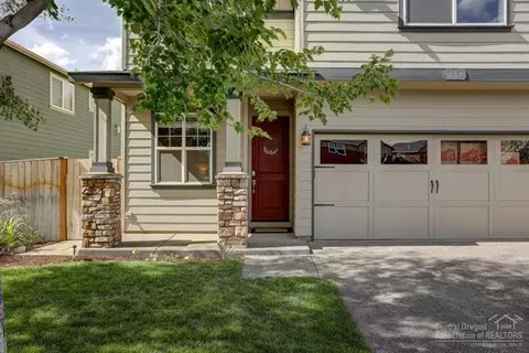 847 NE Locksley Dr, Bend, OR 97701 photo 2