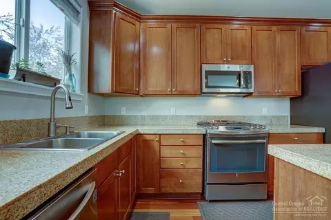 847 NE Locksley Dr, Bend, OR 97701 photo 10