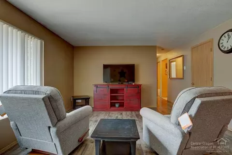 16346 Lava Dr, La Pine, OR 97739 photo 3