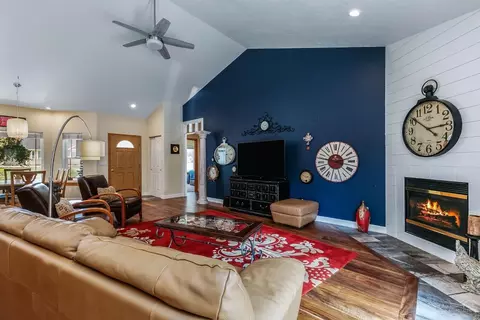 20823 Cassin Dr, Bend, OR 97701 photo 2