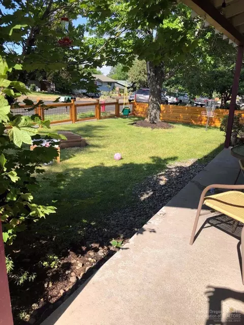 1261 NE Dempsey Dr, Bend, OR 97701 photo 3