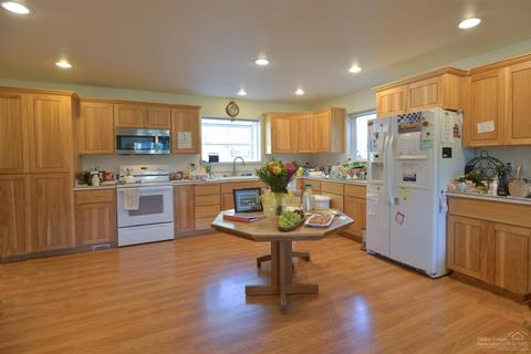 17049 Upland Ln, Bend, OR 97707 photo 9