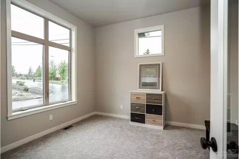 63105 Iner Loop, Bend, OR 97701 photo 4