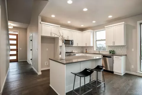 63105 Iner Loop, Bend, OR 97701 photo 6