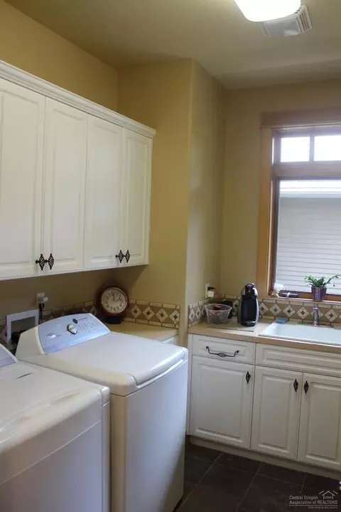 61825 Fall Creek Loop, Bend, OR 97702 photo 13