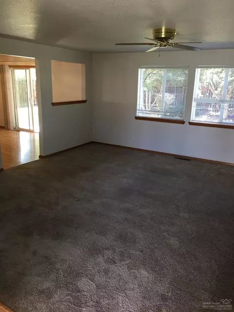 1131 NE Locksley Dr, Bend, OR 97701 photo 4
