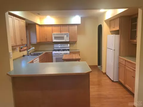 635 NE Irving Ave, Bend, OR 97701 photo 2