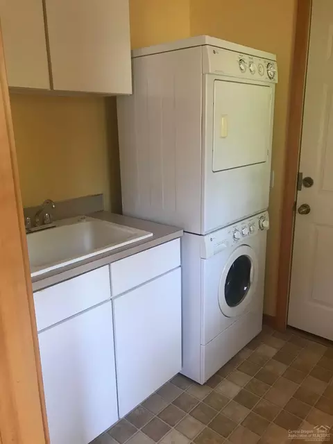 635 NE Irving Ave, Bend, OR 97701 photo 9