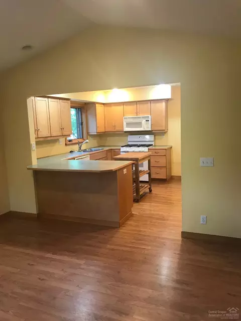 635 NE Irving Ave, Bend, OR 97701 photo 3