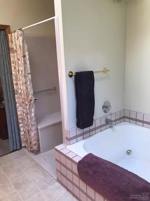 61225 SE Victory Loop, Bend, OR 97702 photo 12