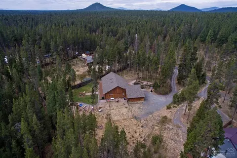 56008 Remington Dr, Bend, OR 97707 photo 2