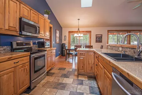 56008 Remington Dr, Bend, OR 97707 photo 8