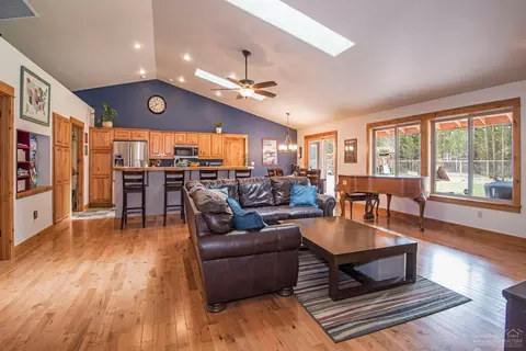 56008 Remington Dr, Bend, OR 97707 photo 3