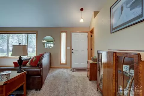 19096 Obsidian Rd, Bend, OR 97702 photo 2