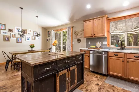 56069 Savage Dr, Bend, OR 97707 photo 4
