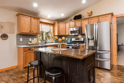 56069 Savage Dr, Bend, OR 97707 photo 2