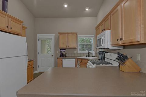 20649 Beaumont Dr, Bend, OR 97701 photo 9