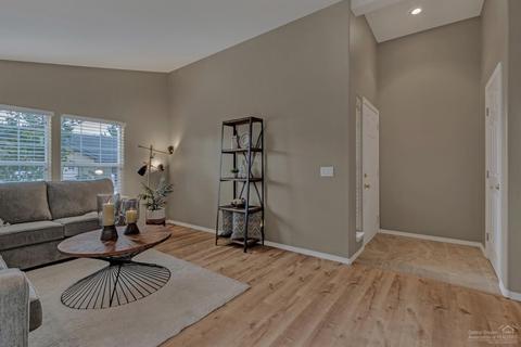 268 N Wheeler Loop, Sisters, OR 97759 photo 4