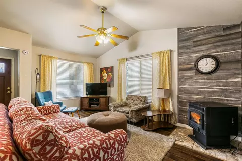 770 E Cascade Ave, Sisters, OR 97759 photo 5