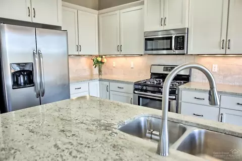 1027 SE Leonel, Bend, OR 97702 photo 4