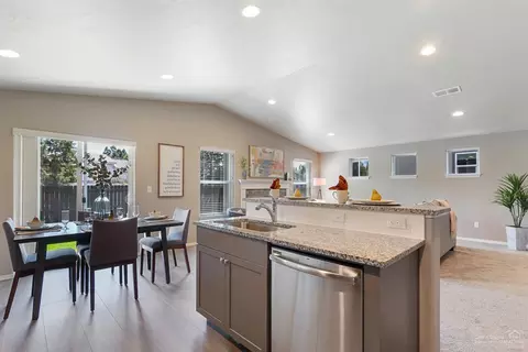 63334 Lamoine Ln, Bend, OR 97701 photo 4