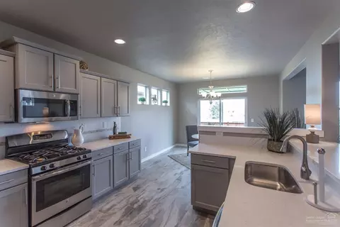 63309 Lamoine Ln, Bend, OR 97701 photo 2