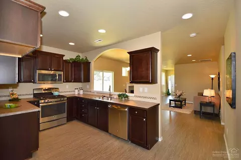 63324 Lamoine Ln, Bend, OR 97701 photo 2