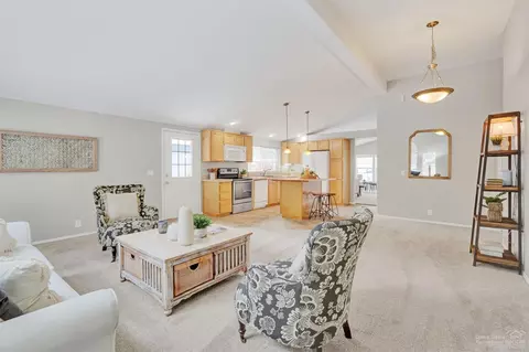 348 N Wheeler Loop, Sisters, OR 97759 photo 6